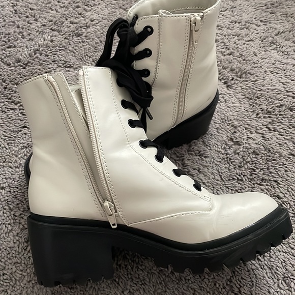 Universal Thread lace up heeled boot - Picture 3 of 8